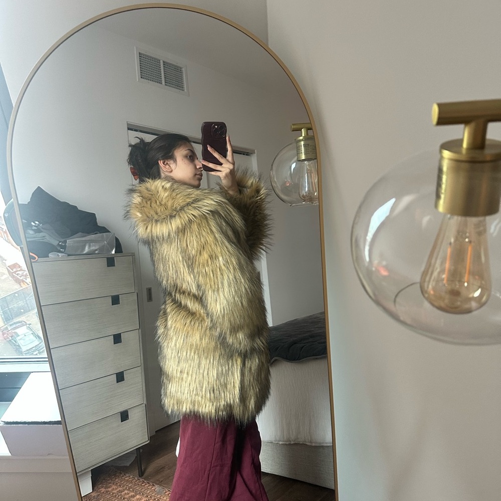 Chic Faux Fur Coat in Warm Tones